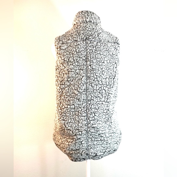 Francesca’s Collection Miami Faux Sherpa Vest - Picture 4 of 13